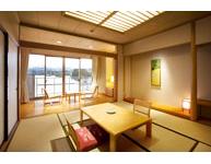 宽敞舒适的日式客房。全室都能眺望剑岳山。