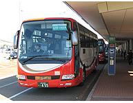 小松机场到达大厅前是前往金泽巴士乘车点。