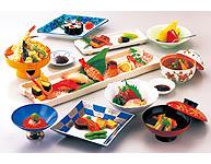 生鱼片，天麸罗，寿司三盘套餐等美味。